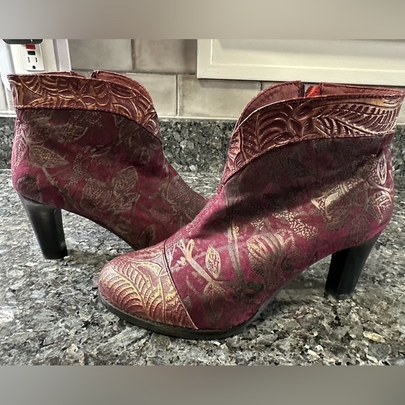 L'Artiste Spring Step Size 38 7.5 US Lidia Brown Gold Embossed Heels Ankle Boots - Picture 16 of 16